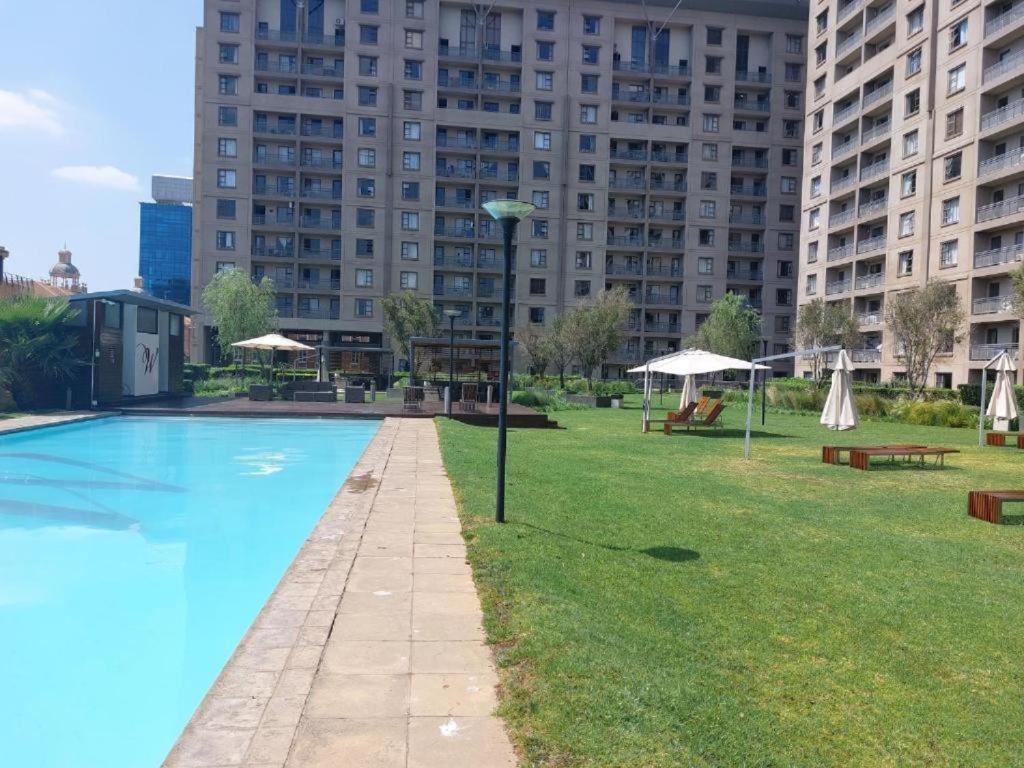 Prestige Apartments Sandton At Westpoint Joanesburgo Exterior foto